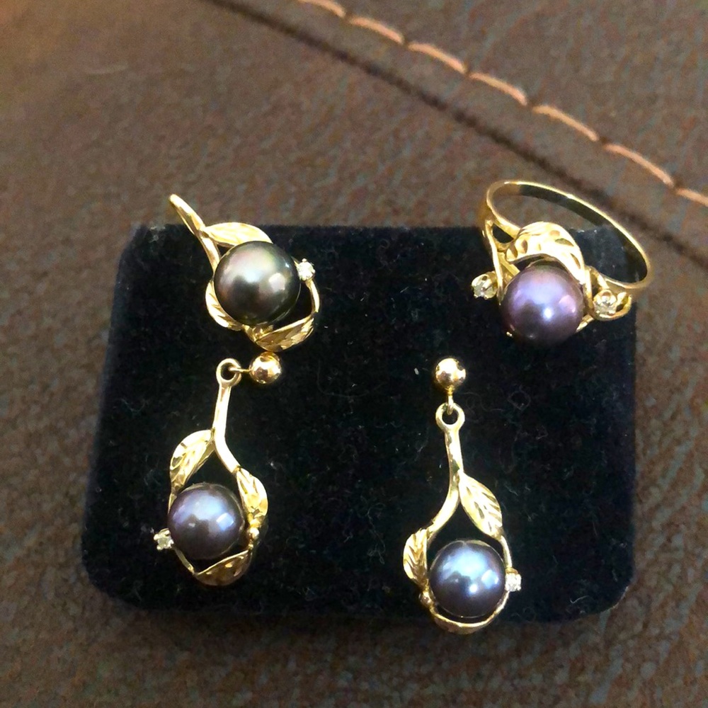 14 karat gold, black Tahitian Pearl earrings, and pendant and ring bundle